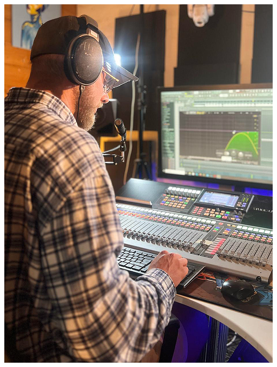 Thorsten Volkmann arbeitet im Studio