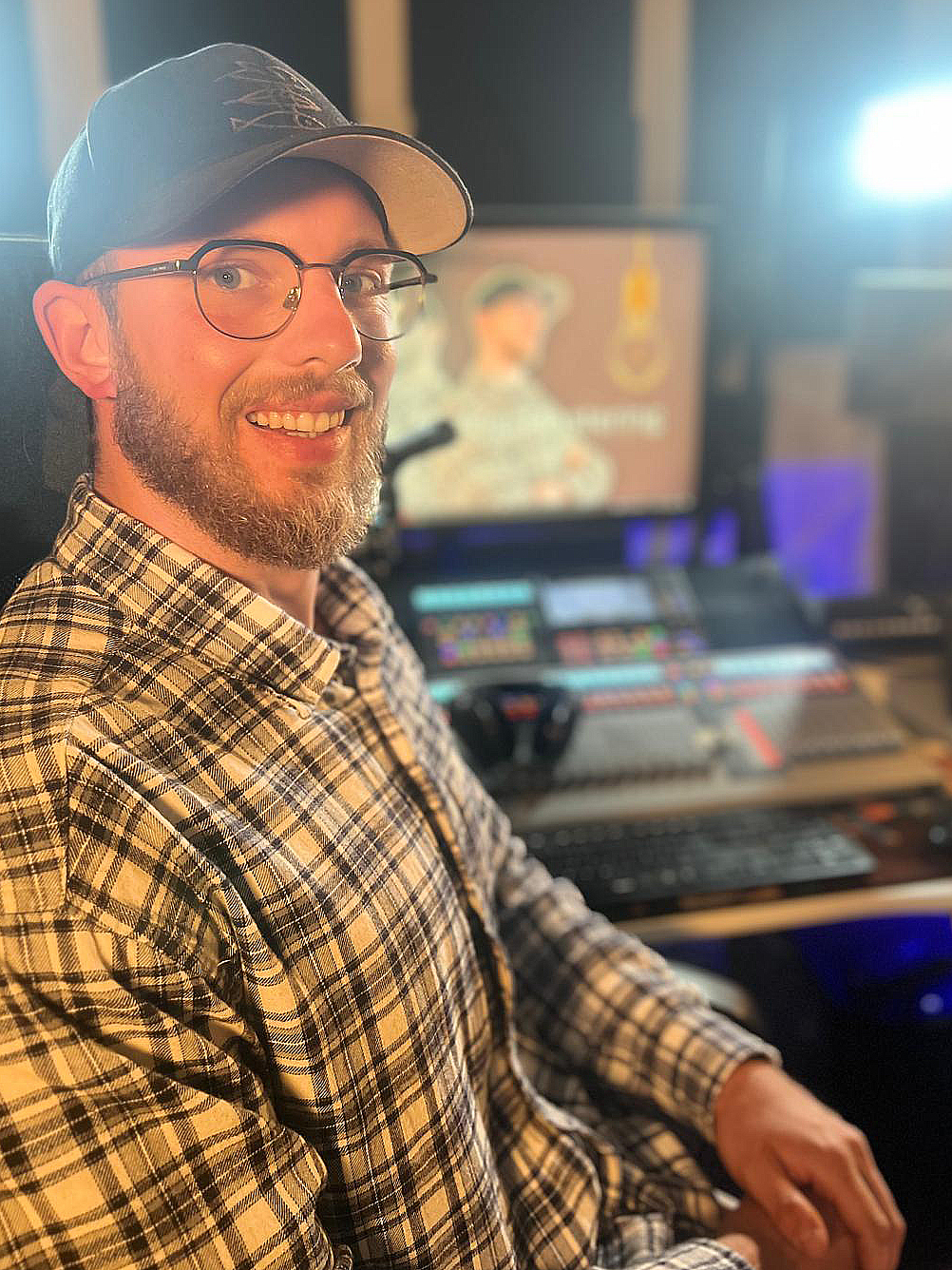 Thorsten Volkmann im Tonstudio – Audio Engineer Hannover bei der Arbeit am Mischpult