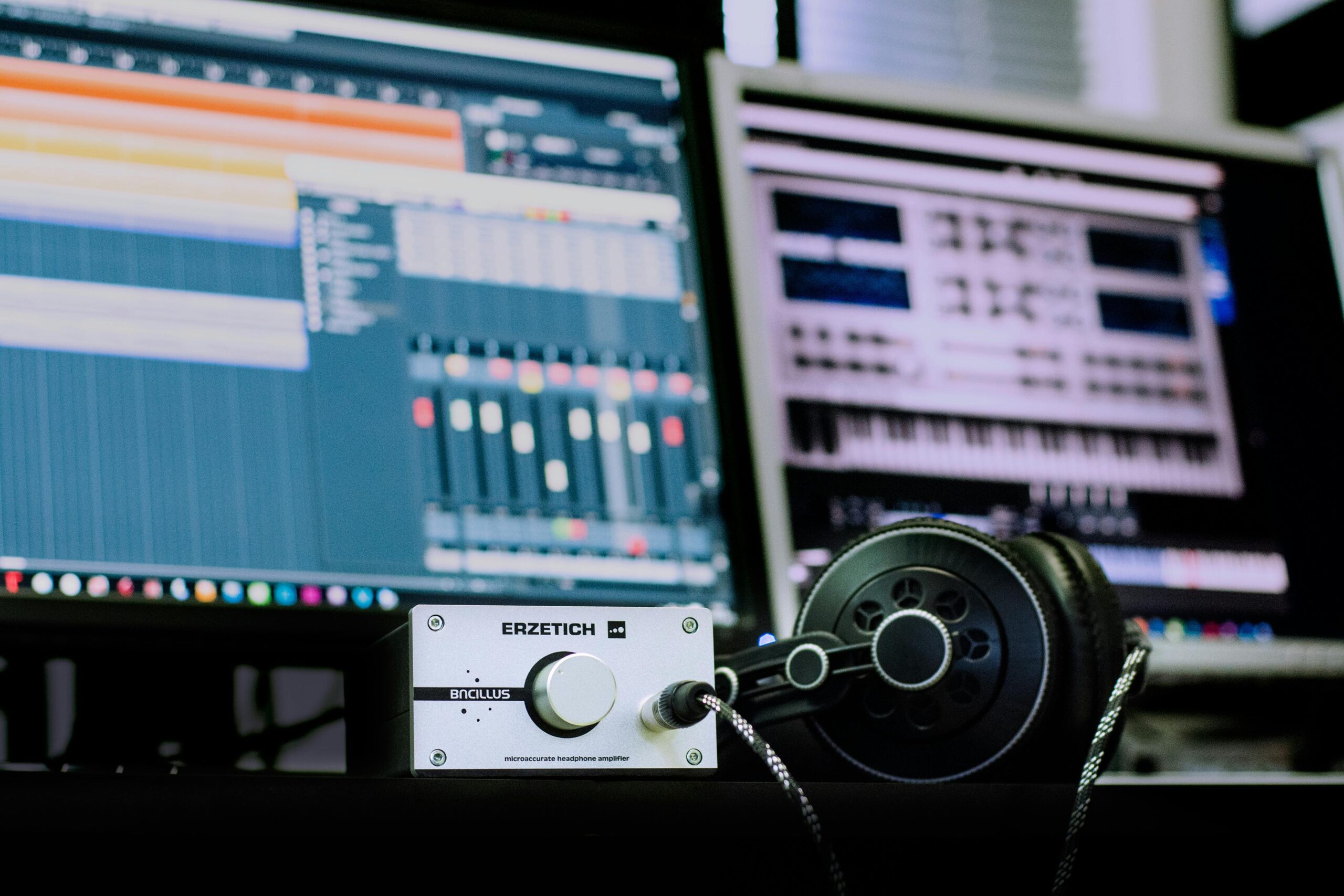 Symbolisches Bild für Sounddesign: Kopfhörer und digitale Audio-Wellenform auf einem Bildschirm